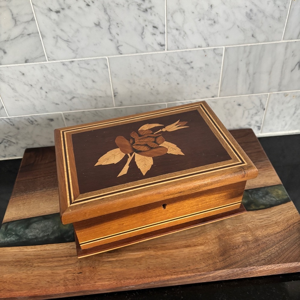 Vintage Brazilian Inlaid Wood Rose Design Jewelry Trinket Box - Missing Key